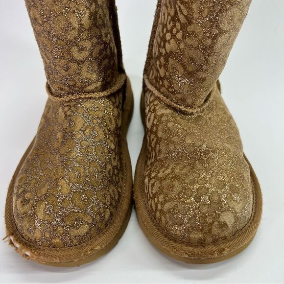 UGG Classic II Kids Glitter Leopard Boots Chestnut 13 - Picture 4 of 14